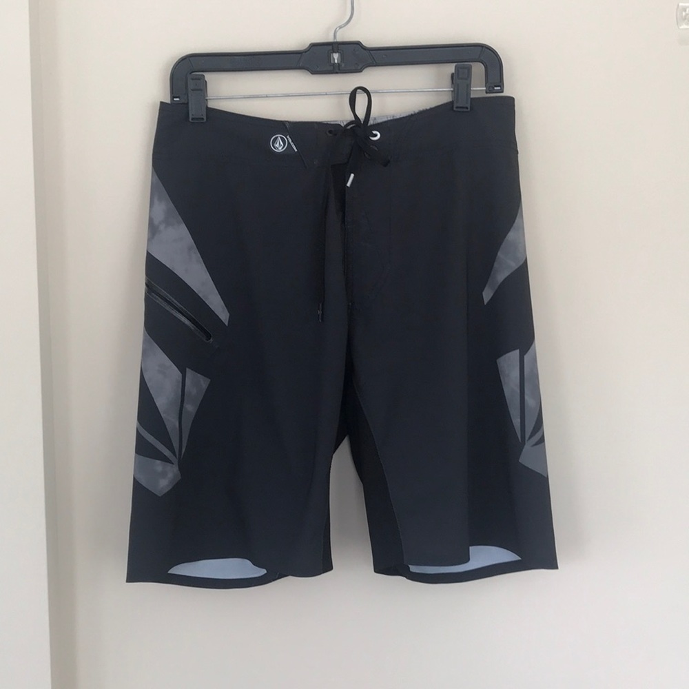 Men’s Black Volcom Mod-Tech Swim Board Shorts (31)